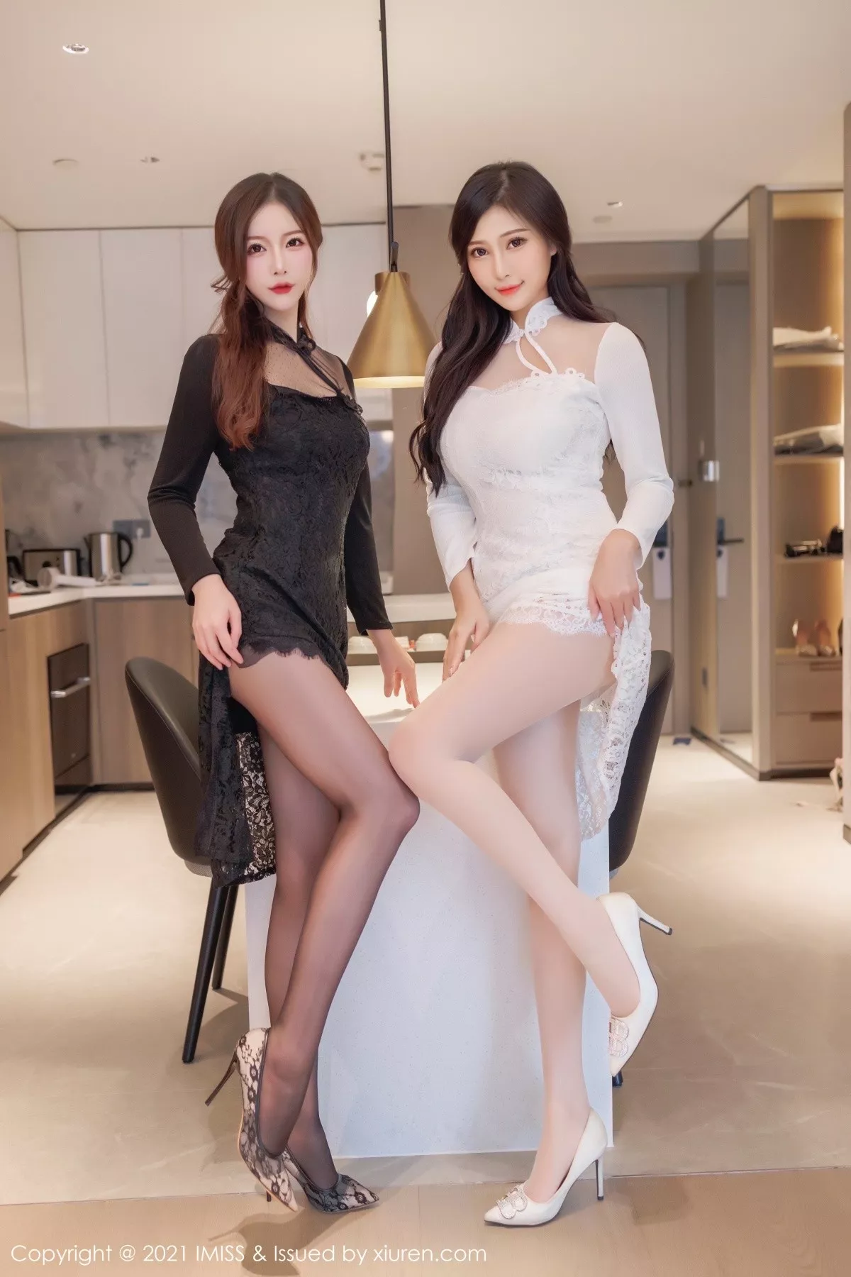 秀人集.com_[IMISS爱蜜社]Vol.642_丽质美人Lavinia肉肉＆LindaLinda性感姐妹花黑白服饰迷人写真46P