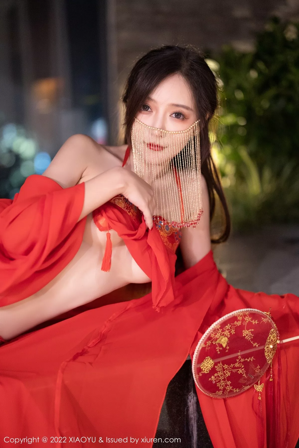 秀人集.com_[XiaoYu画语界]Vol.708_女神王馨瑶yanni户外红色古典长衫半脱露性感肚兜极致诱惑写真60P